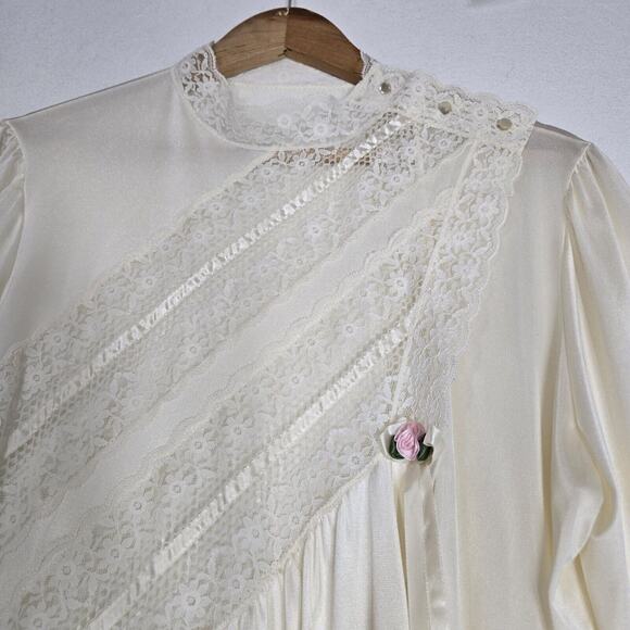 VTG Gilead Peignor Robe Sz L Ivory Satin Lace Accents High Neck Button - Picture 2 of 14